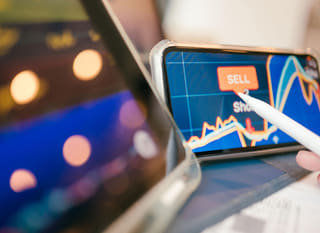 Analista multi-mercado a examinar opções de Bitcoin, Ethereum e forex
